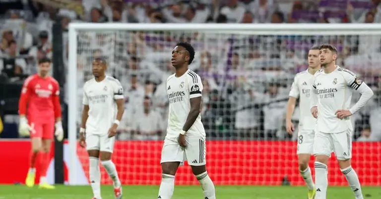 মাঠে রিয়াল মাদ্রিদের খেলোয়াড়দের একাংশ